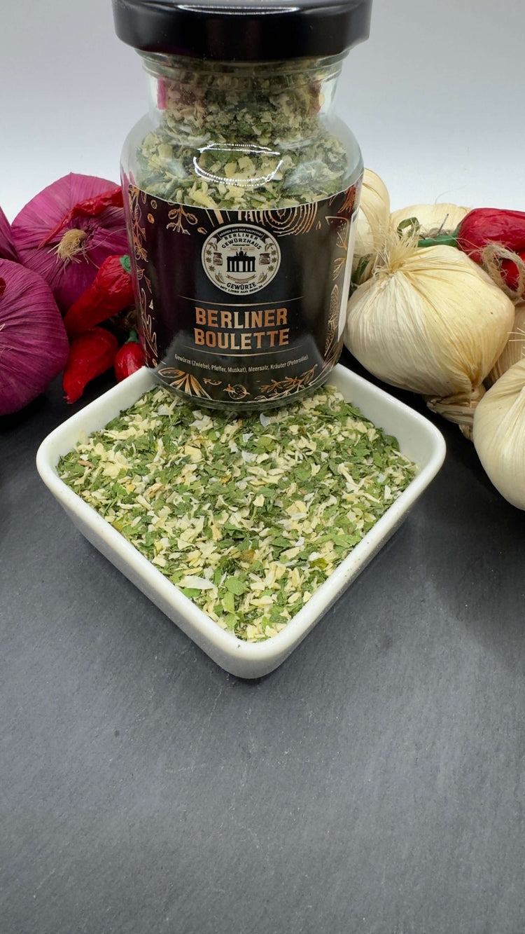 Berliner Boulette Gewürzzubereitung in Glas mit Gewürzen und Kräutern auf einem weißen Teller.
